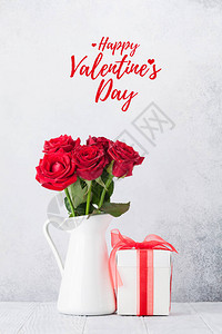情人节的贺卡红玫瑰花束和礼物图片