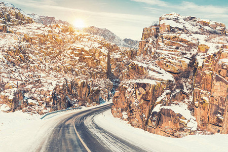 山中美丽的冬季景观在岩石的冬天路在阿尔卑斯山的白图片