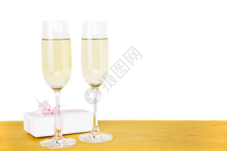香槟和情人节礼物盒的图片