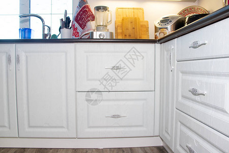 白色厨房木制厨房现代家具和厨房内部厨房大小不同白色橱柜图片