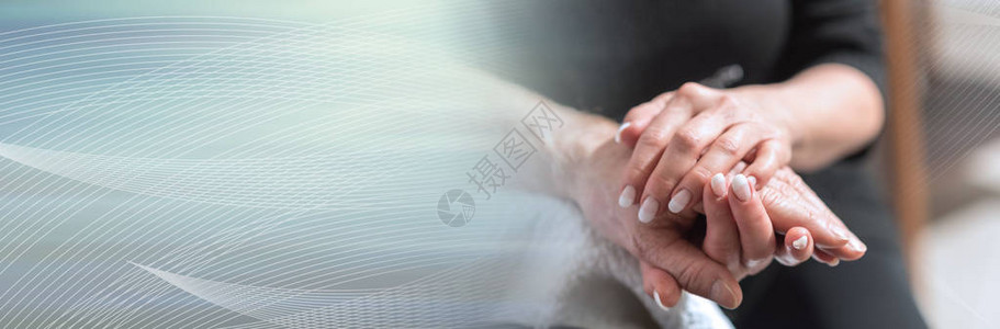 年轻女握着一位老人的手背景图片