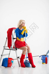 身穿女超人服装精疲力竭的金发美女坐在梯子上图片