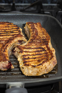 大块新鲜猪肉牛排和在烤锅图片