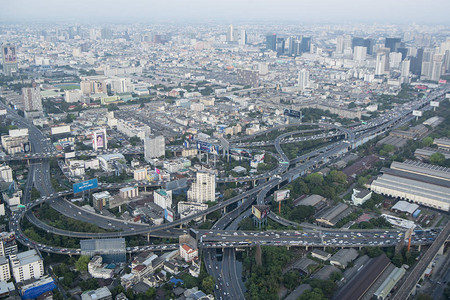 从位于东南亚的泰国曼谷市的彩虹天空酒店看到的高速公路和交通图片
