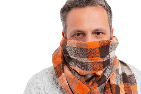 男人用橙色围巾保护鼻子和口腔图片