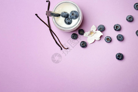 彩色背景蓝莓香草酸奶罐图片