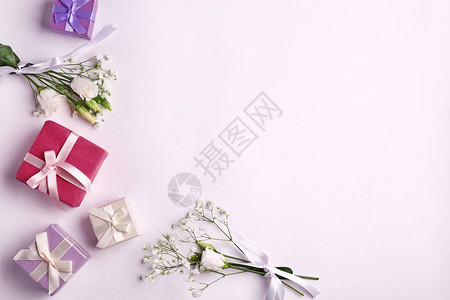 白色背景上的节日礼品盒和鲜花图片