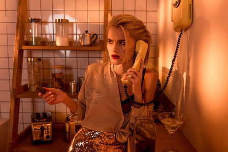在厨房用橙色灯光在厨房里用复古电话说的美丽迷乱图片