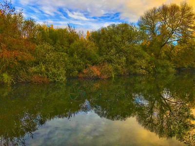 西班牙萨拉曼卡美丽的秋水河Sala高清图片