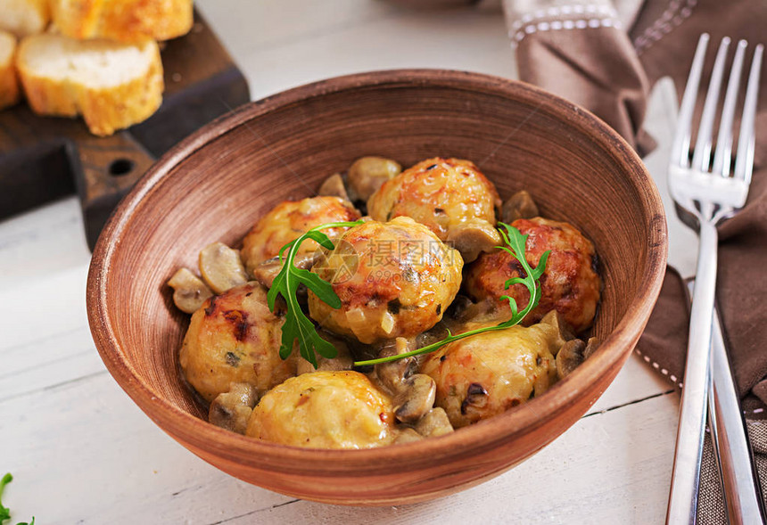 美味的自制肉丸配蘑菇奶油酱瑞典菜图片