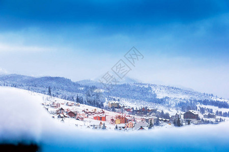 山中的冬季城市前景是雪图片