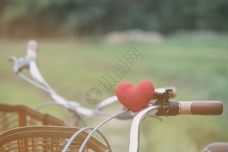自行车把手栏上有个红背景图片