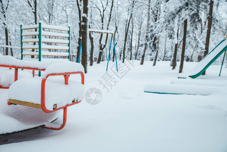 冬天儿童旋转木马关上下着雪在游图片