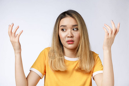 悲伤哭泣沉思疯狂的亚洲女人的画像特写年轻的亚洲女人在白色图片