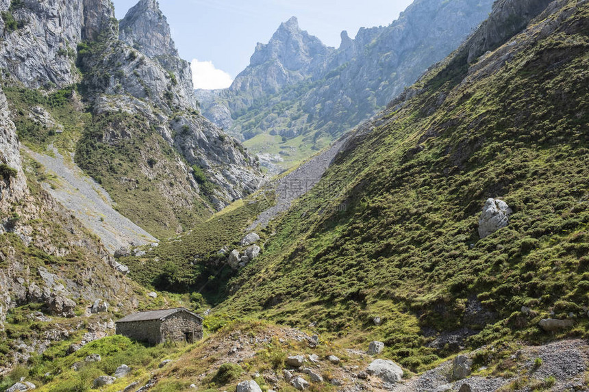 欧洲山峰的山地景观图片