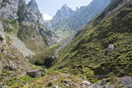 欧洲山峰的山地景观图片