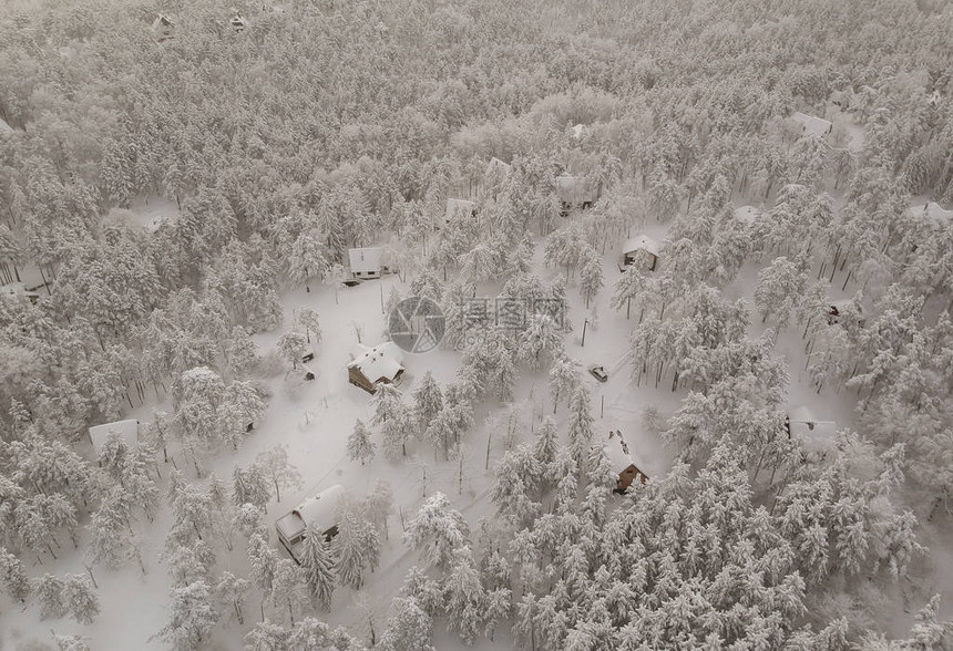 在冬天山风景的鸟瞰图图片