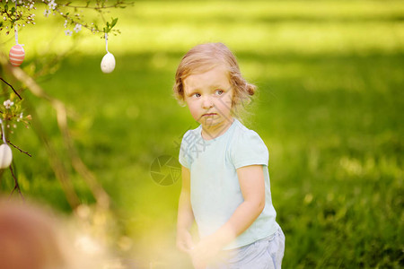 可爱的小女孩在树枝上猎取东边鸡蛋传统图片