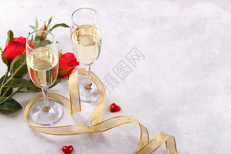 一对香槟杯子红玫瑰和礼品盒浪漫图片