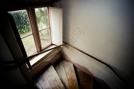 老房子里的老窗户和梯子午后光线很暗图片
