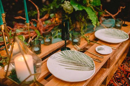 婚礼餐桌餐具蜡烛和植物区系婚礼乡村晚餐图片