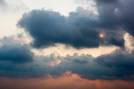 天空中的乌云和灰色的云图片