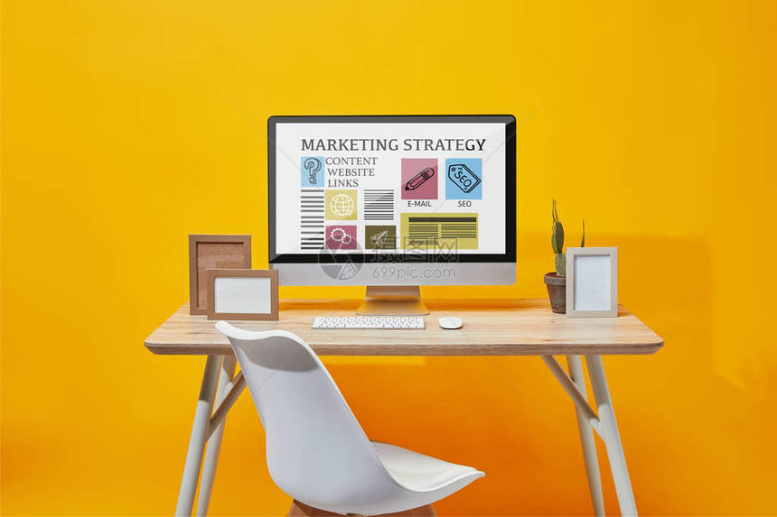 计算机其营销战略网站在黄色背景的木制图片