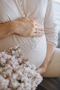 孕妇用手抱着肚子摸着鲜图片