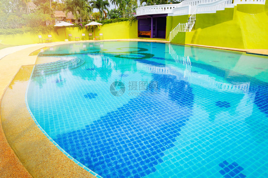 游泳池水美丽的房子图片