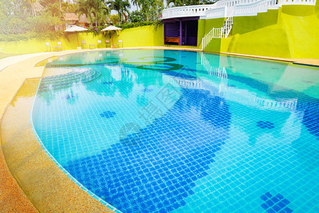 游泳池水美丽的房子图片