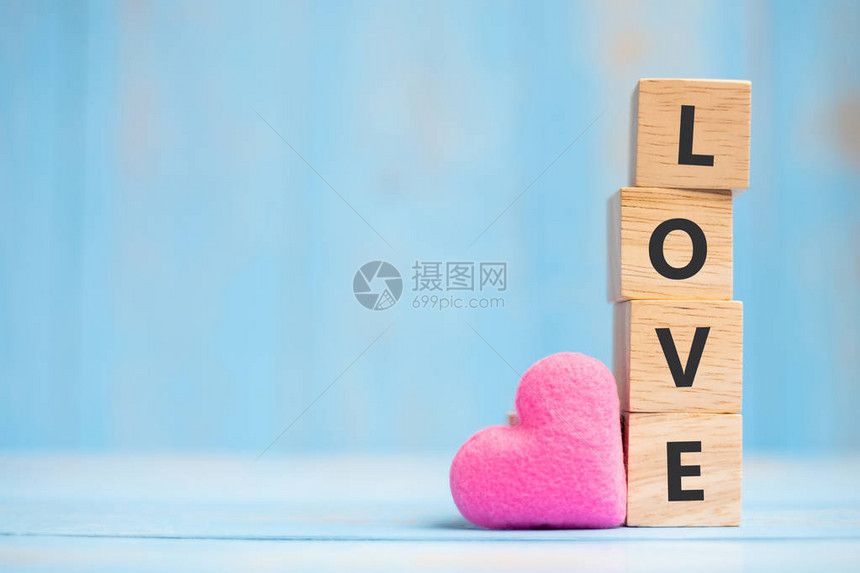 蓝色木桌背景上篮子里的红色心形装饰爱婚礼浪漫和快乐情图片
