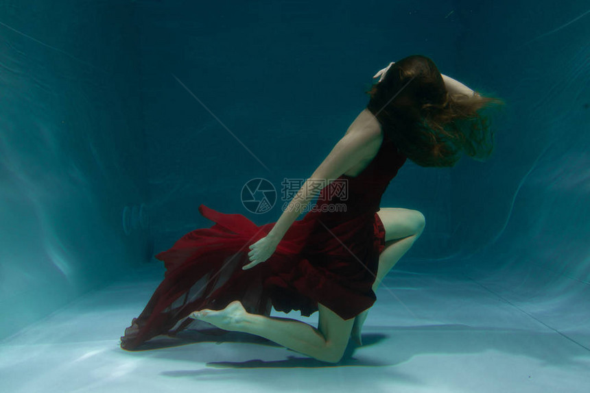穿着长的红色晚礼服独自在水下图片