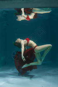 漂亮的高加索长发女人独自在深海中穿着红色感内图片