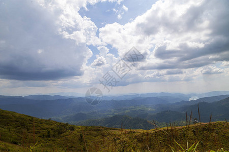 热带雨林中的山地风景在亚西雅泰图片