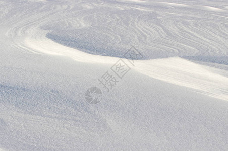 白色雪流和沙丘的美丽自然背景强风在雪场硬表面造就了奇特图片