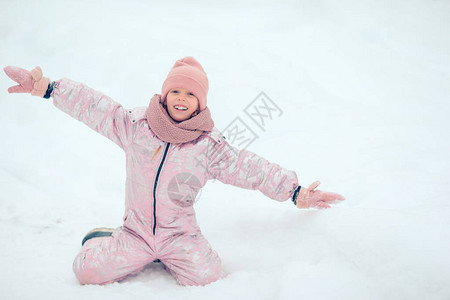 在户外雪天的小可爱快乐女孩图片