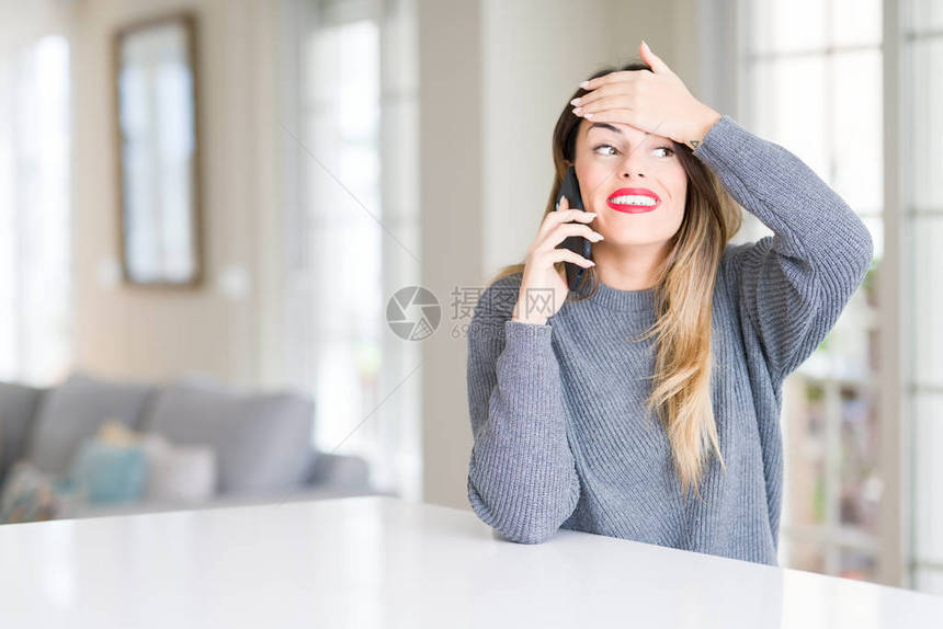 年轻漂亮的女人在家里通电话图片