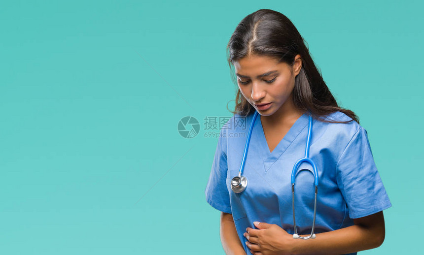 年轻的阿拉伯医生外科医生女人在与世隔绝的背景下手放在肚子上图片