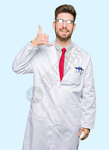 年轻英俊的科学家戴着眼镜微笑着用手和指做电话手势图片