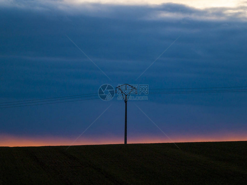 牧场的落日与浪漫的天空图片
