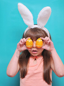 有兔子耳朵的可爱小女孩拿着鸡蛋图片