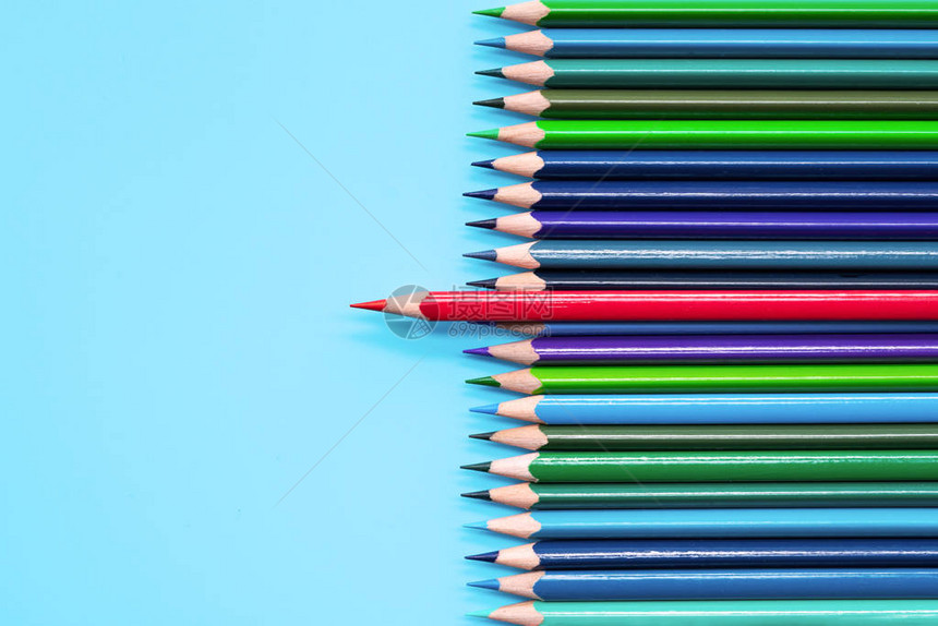 在蓝色背景上突出的红色铅笔领导力独特独立主动战略异议不同的想图片