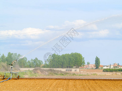 西班牙农村田间灌溉系统图片