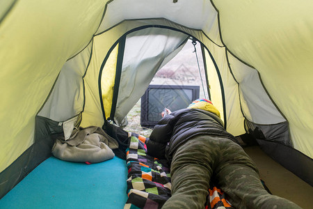大自然上的女孩就躺在帐篷里图片