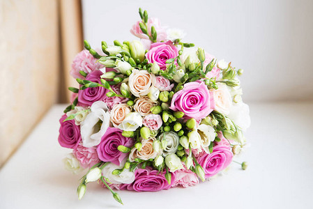 近视婚礼花束白面有粉红玫瑰图片