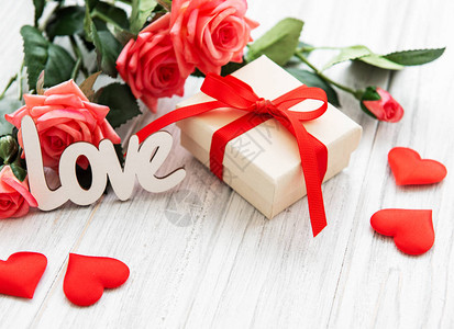 情人礼盒和玫瑰花束在图片