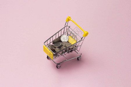 从超市上买车满是粉红背景的硬币平坦图片