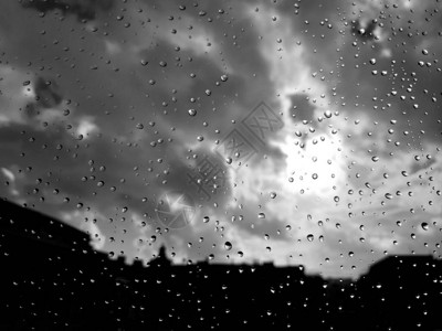 春雨过后窗上水滴效图片