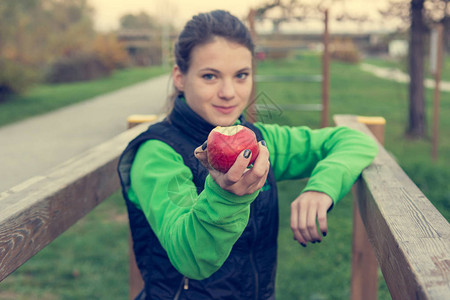 Fitnes教练在室外健身房提供苹果饮食健康是取得成图片