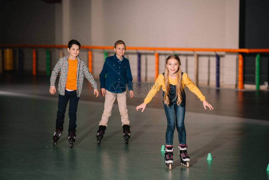 微笑的孩子们在溜冰场训练溜冰鞋图片